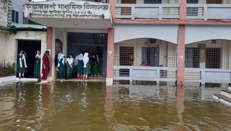 আল্লারদর্গা মাধ্যমিক বিদ্যালয়ে জলাবদ্ধতা, স্বাস্থ্যঝুঁকিতে শিক্ষার্থীরা